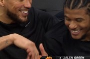 终于等到你！布克在板凳席给杰伦·格林捏肩膀 两人有说有笑
